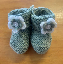 Load image into Gallery viewer, Merino Knitted Flower Booties - 0-3 months