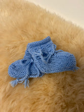 Load image into Gallery viewer, 100% Pure Merino Newborn Booties - Bow Tie