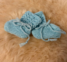 Load image into Gallery viewer, 100% Pure Merino Newborn Booties - Bow Tie