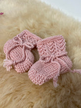 Load image into Gallery viewer, 100% Pure Merino Newborn Booties - Bow Tie