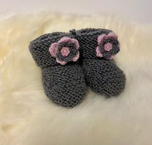 Load image into Gallery viewer, Merino Knitted Flower Booties - 0-3 months
