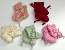 Load image into Gallery viewer, 100% Pure Merino Newborn Booties - Bow Tie