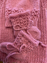 Load image into Gallery viewer, 100% Pure Merino Newborn Booties - Bow Tie