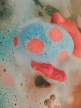 Load image into Gallery viewer, Bath Buddies Dino Egg Bath Bomb Sprudel
