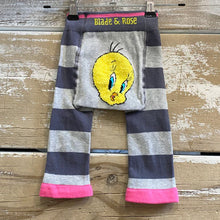 Load image into Gallery viewer, Blade &amp; Rose Tweety Rocks Leggings
