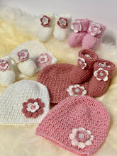 Load image into Gallery viewer, Merino Knitted Flower Booties - 0-3 months
