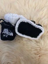 Load image into Gallery viewer, NZ Knitted Rimmed Booties - Black/White 3-9 months

